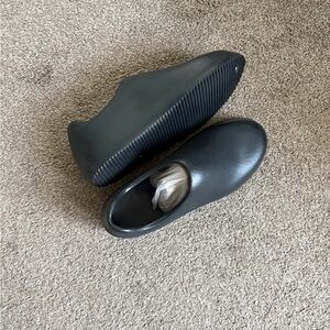 YZY SL-02 IN HAND SIZE 9